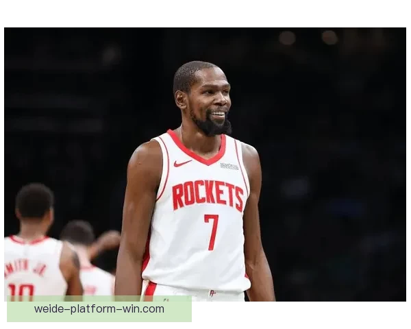 开心庆祝！火箭队更衣室泼水祝贺杜兰特 乌度卡将比赛用球交给阿杜